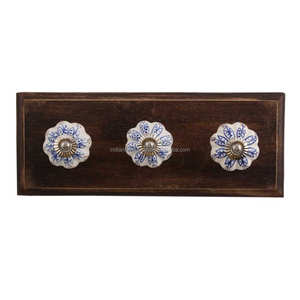 Crochets muraux vintage en bois et céramique faits à la main, motif lotus bleu et blanc, WHK-444 - Product Image 1