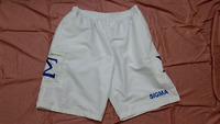 Shorts de softball personnalisés blancs avec logos de différentes couleurs