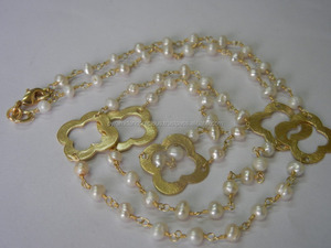 สร้อยคอประดับมุกธรรมชาติขนาด 3-4 มม. ชุบทอง พร้อมจี้รูปใบโคลเวอร์ขนาด 12 มม. - สร้อยคอยาว 24 นิ้ว - Product Image 4