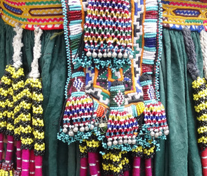 Vestido de mujer bordado estilo Banjara Kutchi - Product Image 3