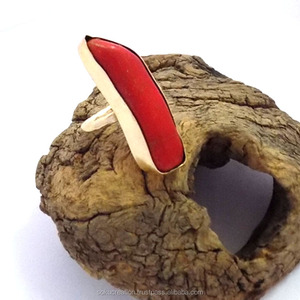 Anillo Hecho a Mano con Piedra de Coral Rojo y Textura de Martillo con Bisel de Diseñador Chapado en Oro Vermeil de 14k - Joyería de Latón - SOKU # 3408 - Product Image 1