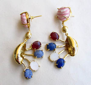 Pendientes de tuerca bohemios de piedras preciosas naturales, cuarzo multicolor con conchas de cauri de metal medio dorado, joyería inspirada en la playa - Product Image 3