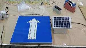 ป้ายสัญลักษณ์ทางเดินรถยนต์แบบลูกศรทิศทางเดียว ใช้พลังงานแสงอาทิตย์ พร้อมไฟ LED 33 ดวง แบตเตอรี่ Li-Fe กระพริบได้ตลอด 24 ชั่วโมง สำหรับการจัดการการจราจร - Product Image 4