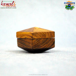 คมตัดทำด้วยมือตกแต่งกล่องแหวนไม้ - Product Image 3