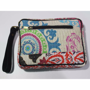 Pochette de voyage artisanale Suzani Kantha, trousse de toilette et de maquillage tendance pour femmes - Product Image 1