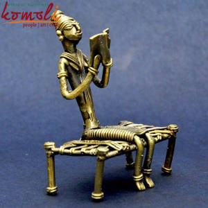 Lady on Cot Dhokra escultura hecha a mano Tribal Bronce Aleación arte estatuilla para decoración étnica del hogar, exhibición tradicional, coleccionable - Product Image 3
