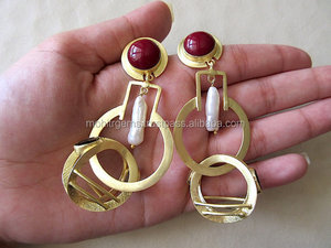 ต่างหูทรงยาวแบบห้อยประดับมุกสีแดงสไตล์วินเทจ เครื่องประดับอัญมณีแฟชั่น ชุบทองอัลลอย - Product Image 3