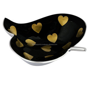 Bol à feuilles décoratif en aluminium émaillé noir avec coeur doré, parfait pour servir des collations ou une décoration de table de fête - Product Image 2