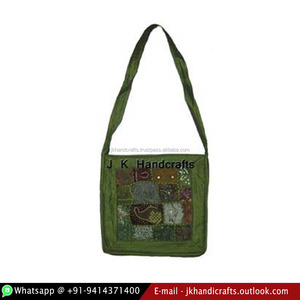 Bolso verde bohemio con cuentas bordadas del fabricante - Product Image 1