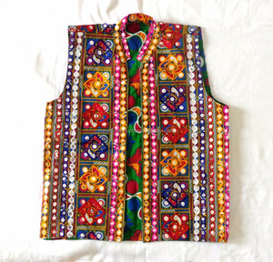 เสื้อแจ็คเก็ตปักมือแบบกูจาราตี - เสื้อแจ็คเก็ตผ้าฝ้ายปักมือสำหรับผู้ชาย - เสื้อโคติสำหรับงานนาวราตรี - เสื้อกั๊กผู้ชาย - เสื้อโค้ท - Product Image 4