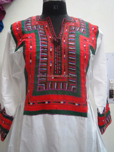 Vente flash sur les robes de style Banjara faites à la main avec des motifs ethniques tribaux pour les festivals, disponibles en gros - Product Image 2