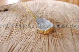 Collar con Colgante de Cuarzo Ágata Drusa con Recubrimiento de Titanio de Alta Calidad, Dorado y Elegante para Regalo de Boda, Compromiso, Aniversario o Fiesta - Product Image 5