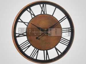 Horloge murale en métal à chiffres romains Horloge murale à thème romain, pièce de <span class=keywords><strong>temps</strong></span> suspendue décorative moderne pour salon de magasin de bureau à domicile - Product Image 1