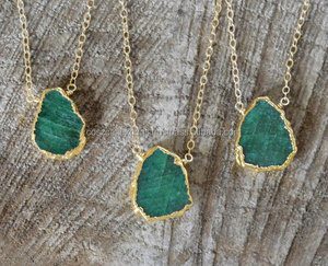 Collier d'émeraudes remplies d'or avec perles de pierre et tranche d'émeraude verte plaquée or fabriqué en Inde - Product Image 3