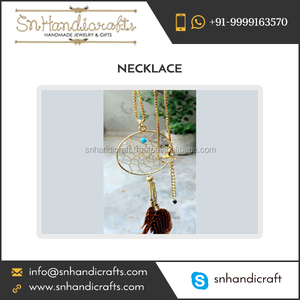   Collar Atrapasueños Chapado en Oro Hecho a Mano con Elegante Pluma en el Extremo - Product Image 1