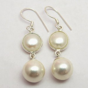Pendientes Huggie Bohemios de Plata de Ley 925 con Perlas Blancas Simple Beauty, Joyería para Regalo de Boda Cristiana - Product Image 3