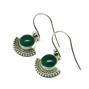 Pendientes Huggie de Ónix Verde con Diseño Impresionante, Plata de Ley 925, Estilo Bohemio, Joyería Certificada - Product Image 4
