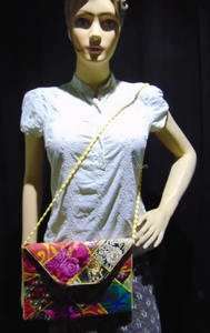 Pochette brodée ancienne style bohème faite à la main avec fermeture à glissière et doublure en coton - Product Image 5