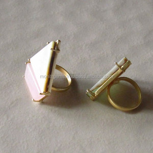 Anillo de nácar de forma de trillón ajustable hecho a mano Anillos de perlas de piedra de color largo con estilo único - Product Image 1