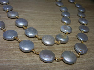 สร้อยคอประดับมุกสีเทาเคลือบทอง พร้อมเหรียญมุก 10 มม. เหมาะสำหรับงานหมั้น งานแต่งงาน และงานปาร์ตี้ ของขวัญสำหรับทุกเพศ - Product Image 4