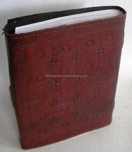 Cuaderno de viaje de cuero en relieve genuino de tamaño B5 de alta calidad, tapa dura hecha a mano con cierre perfecto, regalo para aventureros - Product Image 2