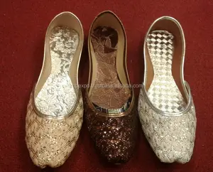 أزواج أحذية نسائية فاخرة من Khussa مع عمل Tilla