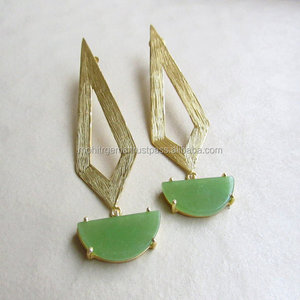 Déclaration en laiton plaqué or en forme de D faite à la main à texture longue perle de pierre colorée Patti pour les fêtes de mariage enfants goujon grand cadeau - Product Image 1