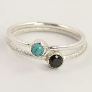 堆叠可爱的圆形戒指尺寸绿松石 & 黑色玛瑙宝石925实心纯银嵌框设置