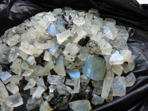 หินมูนสโตนสีรุ้งธรรมชาติอัญมณีหลวมสีขาวไม่เจียระไน - Product Image 5