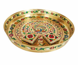 Assiette décorative en laiton Meenakari de style paon / Thali de Puja - Meena doré avec 2 verres (9 pouces x 9 pouces x 0,75 pouces) - Product Image 4