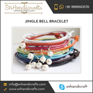 Pulsera de Perlas Moderna con Campanitas de Varios Colores y Diseños - Product Image 1