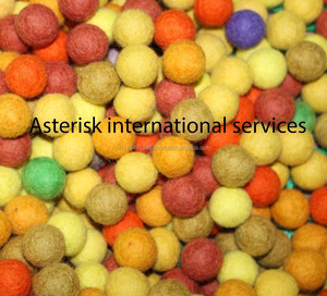 Bolas de fieltro hechas a mano-Bolas pequeñas con cuentas-Útiles para la decoración de bricolaje en casa u oficina-Bolas de fieltro de lana de Nepal de varios colores - Product Image 4