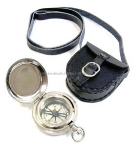 Colgante de brújula de bolsillo de latón náutico antiguo con estuche de cuero Fundición de metal e impresión de huecograbado de Calvin Handicraft - Product Image 1