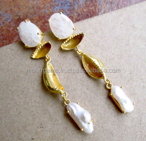 Boucles d'oreilles classiques en perles d'eau douce blanches pour femmes, en acier inoxydable, tendance pour les mariages, les fêtes, les anniversaires - Product Image 1