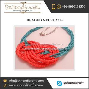 Collier nautique tendance en perles bleu vif et corail noué, en promotion - Product Image 1