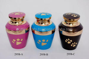 Juego de tres urnas de latón para mascotas con diseño de huella de pata para recuerdos y recuerdos de mascotas - Product Image 2