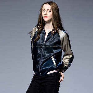 Venta al por mayor de satén por encargo de las mujeres del cuerpo sintético Letterman chaquetas de bombardero de alta calidad de ropa de invierno impermeable de talla grande - Product Image 4