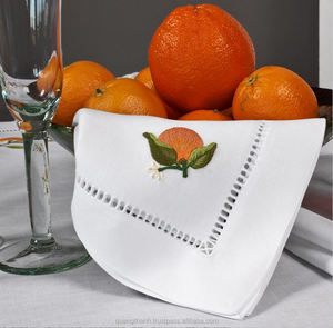 Serviette brodée à la main à la main avec technique de couture - Product Image 1