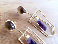 Boucles d'oreilles tendance en laiton plaqué or 18 carats avec améthyste et perle, serties griffes, pour occasions de mariage
