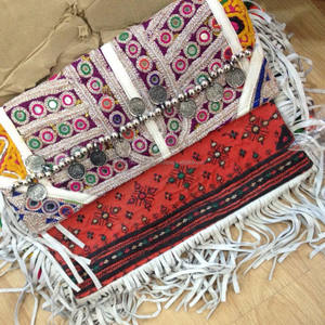 Bolso de Mano Tipo Clutch de Cuero de Diseño Multicolor Bohemio para Mujer, Estilo Banjara Tradicional Vintage, Marca KAMARVY - Product Image 1