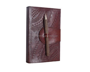 Diario de cuero genuino en relieve de diseño grande hecho a mano cubierta dura con cierre de lápiz cuaderno y libro de bocetos o diario para Unisex - Product Image 1