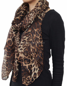 Écharpe faite à la main à imprimé peau de léopard, écharpe Infinity en coton à imprimé animal - Product Image 1