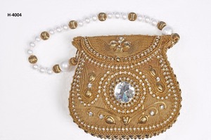 H4313 Señoras Bolso de mano de metal Bordado indio Embrague nupcial Estilo de moda Patrón de media luna Monedero de noche Compras en línea India - Product Image 4