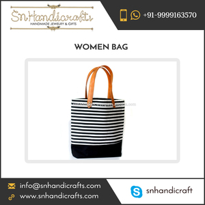 Bolso de Mujer Elegante de Alta Calidad y Excelente Rendimiento Disponible para la Venta, un Artículo Hermoso - Product Image 1