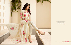 Robe de mariée indienne classique de maternité, coupe trapèze, bleue brodée, style Anarkali, avec jupe longue en mousseline verte, col en V et manches longues - Product Image 5