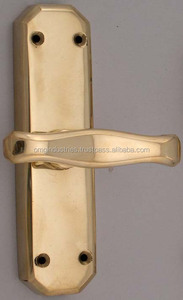 OMG Industries Manija de palanca de puerta de latón antiguo con placa - Product Image 2