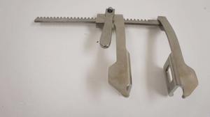 Retractor de Nervaduras Medianas Finocchieto con Hoja Fenestrada de Acero Inoxidable Alemán, Instrumento Quirúrgico Manual - Product Image 6