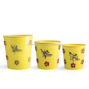 Ensemble de pots de fleurs décoratifs en métal jaune avec motif floral en relief, finition durable, parfait pour la décoration intérieure et extérieure - Product Image 5