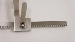 Retractor de Nervaduras Medianas Finocchieto con Hoja Fenestrada de Acero Inoxidable Alemán, Instrumento Quirúrgico Manual - Product Image 4