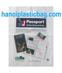 Bolsa troquelada multicolor de HDPE con diseño moderno, pliegue superior y fuelle inferior - Product Image 4